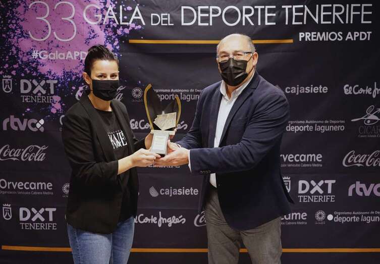María González recibe el premio de la mano de Manuel López (Foto TA)
